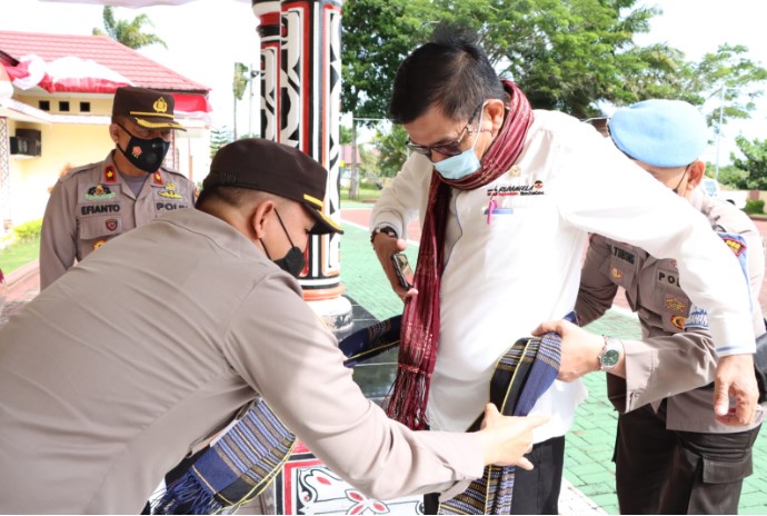  Reses di Polres Simalungun, AKBP Ronald Berikan Ulos Hiou Pamotting Kepada Hinca Panjaitan