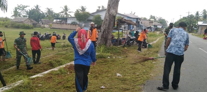  Wagub Sumut Akan Berkunjung ke Desa Masjid Lama, Bhabinkamtibmas Polsek Labuhan Ruku Bersama Perangkat Desa Gelar Gotong Royong