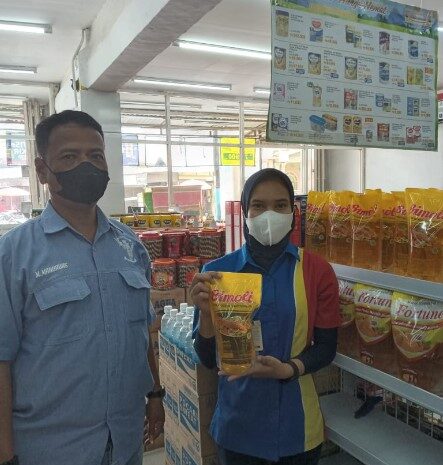  Jelang Idul Adha 1443 H, Polsek Labuhan Ruku Monitoring Ketersediaan BBM dan Minyak Goreng di Sejumlah SPBU, Grosir dan Supermarket