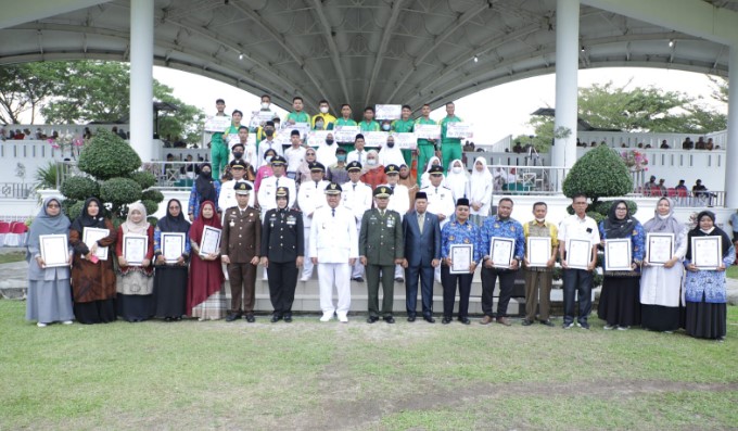  Upacara Penurunan Bendera Merah Putih dan Pembagian Hadiah Tutup Puncak HUT Ke-77 RI di Kabupaten Asahan