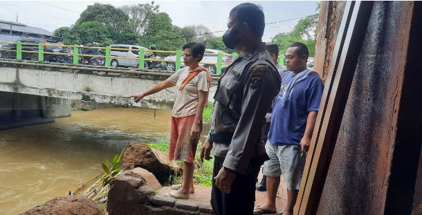  Kunjungi Warga di Bantaran Sungai, Sat Binmas Imbau Warga Jangan Buang Sampah Sembarangan