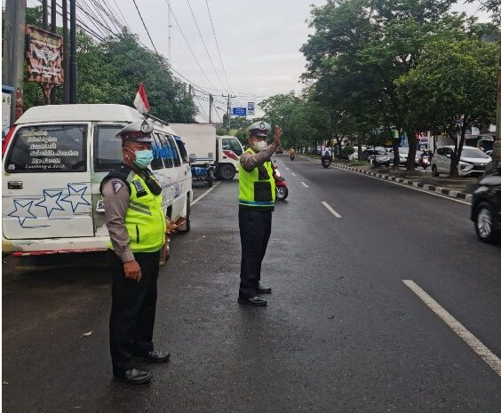  Polrestabes Medan Rutin Atur Lalin Pagi Hari