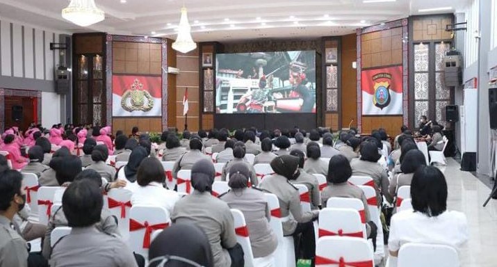  Ketua Bhayangkari Cabang Sergai dan Polwan Polres Sergai Hadiri Pelatihan Public Speaking di Polda Sumut