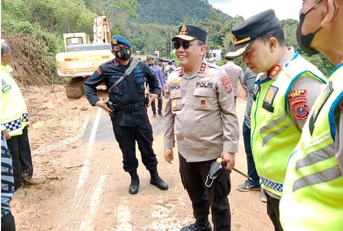  Kapolda Sumut Tinjau Lokasi Longsor dan Banjir Bandang di Desa Jangga, Personel Polres Simalungun Bekerjasama dengan Polres Toba Bersihkan Material