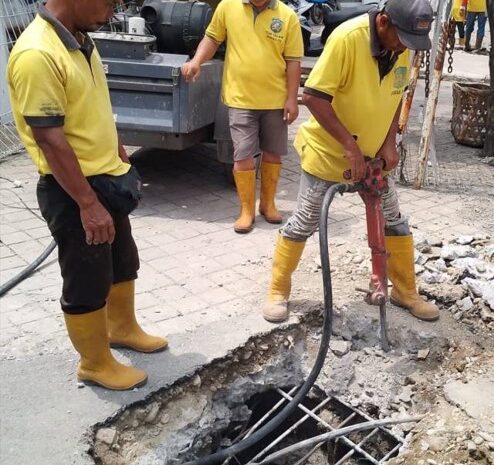 Pemko Medan Keruk Drainase di Jalan Marelan Raya