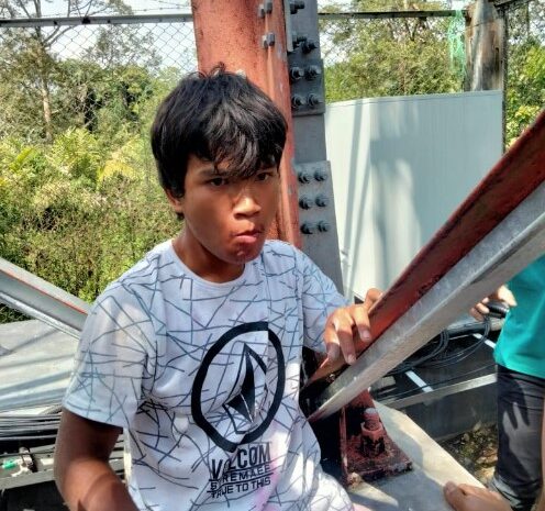 Personel Polsek Panei Tonga Resor Simalungun Berhasil Bujuk ODGJ Turun dari Tower 72 Meter