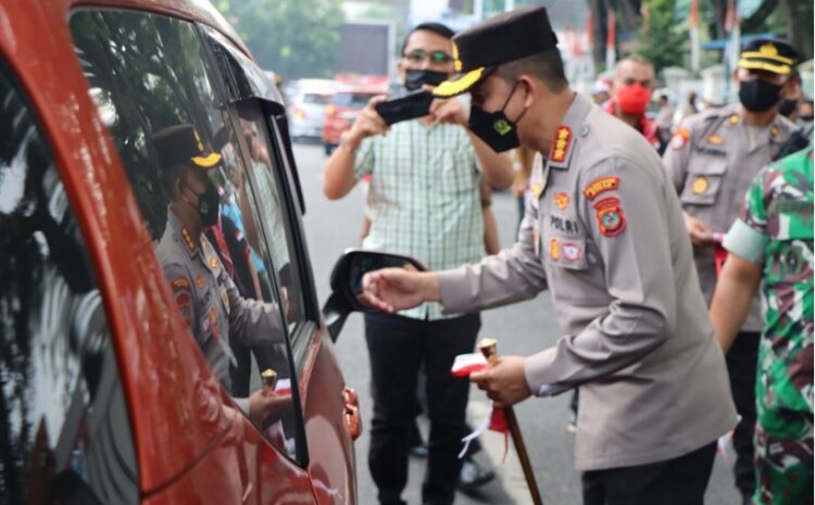  Polrestabes Medan Bersama Forkopimda Bagikan Bendera Merah Putih ke Masyarakat