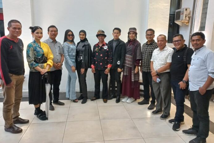  Usung Gaya Pakaian 80’an, Dirut PUD Pasar Raih Juara 3 Balai Kota Medan Fashion Festival