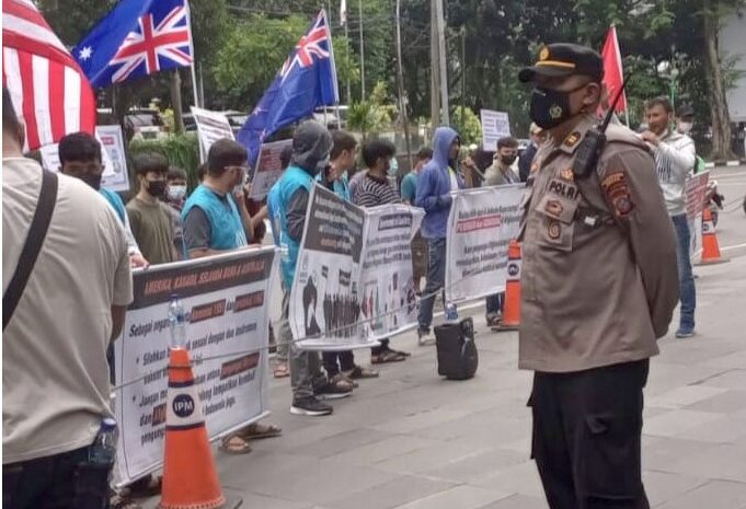  Polrestabes Medan Kawal Unras Pengungsi Afganistan di Jalan Imam Bonjol