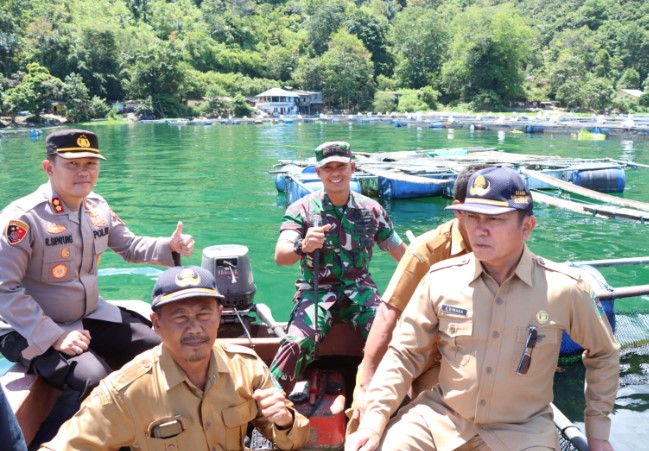  Kapolres Bersama Dandim dan Sekdakab Simalungun Kembali Tertipkan KJA di Parapat