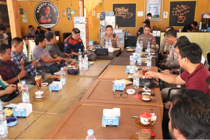  Kapolres Bersama Para Jurnalis Morowali Ngopi Bareng di Warkop Aweng