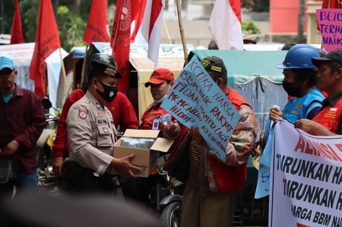  Saat Demo Kenaikan BBM, Aksi Polisi Ganteng Polrestabes Medan Bagikan Minuman dan Makanan Kepada Pendemo Dapat Simpatik