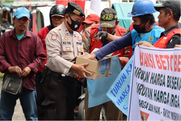  Polrestabes Medan Kawal Ketat Aksi Unjuk Rasa Penolakan Kenaikan BBM, Para Pendemo Diberikan Makanan dan Minuman