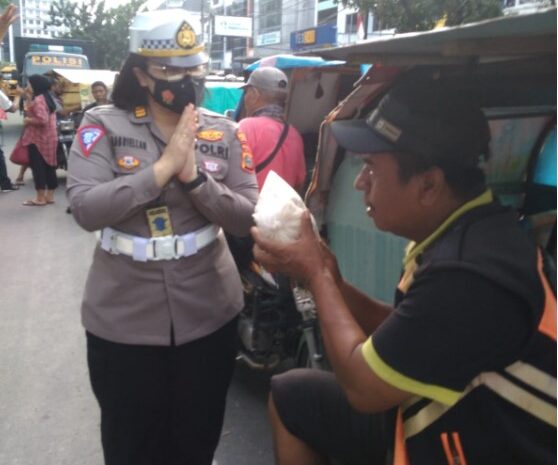  Bentuk Rasa Solidaritas, Polwan Polrestabes Medan Bagi Sembako