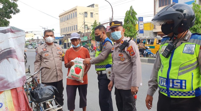  Pasca Kenaikan BBM, Polsek Percut Sei Tuan Ringankan Beban Masyarakat Dengan Berbagi Sembako