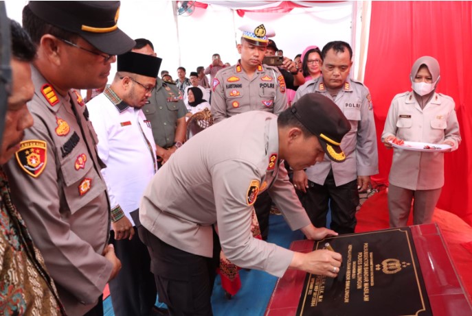 Kapolres Simalungun Berikan Bantuan Kepada Anak Yatim Piatu Saat Resmikan Polsubsektor Bandar Masilam