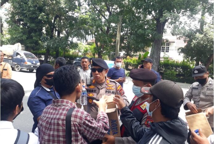 Aksi Simpatik Polrestabes Medan, Bagi-Bagi Air Mineral dan Pungut Sampah Pendemo Kenaikan BBM