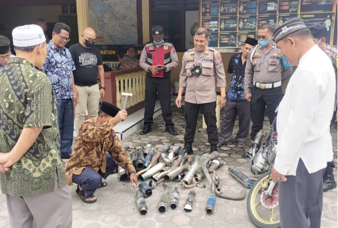 Kapolsek Parapat Pimpin Pemusnahan Puluhan Knalpot Blong