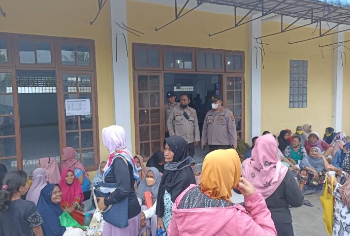 Dikawal Polisi, Pembagian BLT Kepada Warga Kurang Mampu Terdampak Kenaikan BBM di Jalan AR Hakim Medan Dapat Terkendali