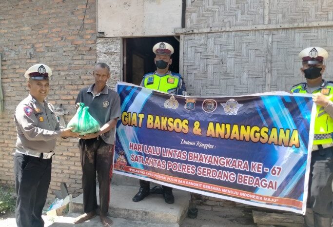  Sat Lantas Polres Serdang Bedagai Bagi Paket Sembako Untuk Masyarakat Kurang Mampu