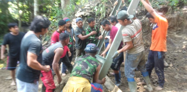 Serbuan Teritorial TNI 2022, Korem 132/Tdl Bersama Warga Bangun Jembatan Gantung di Sangginora