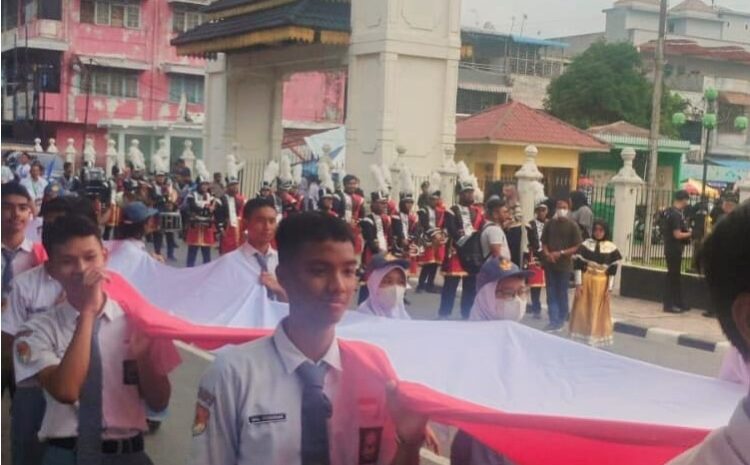 Habib Luthfi Ali Yahya Lepas Pawai Kirab Merah Putih di Istana Maimun