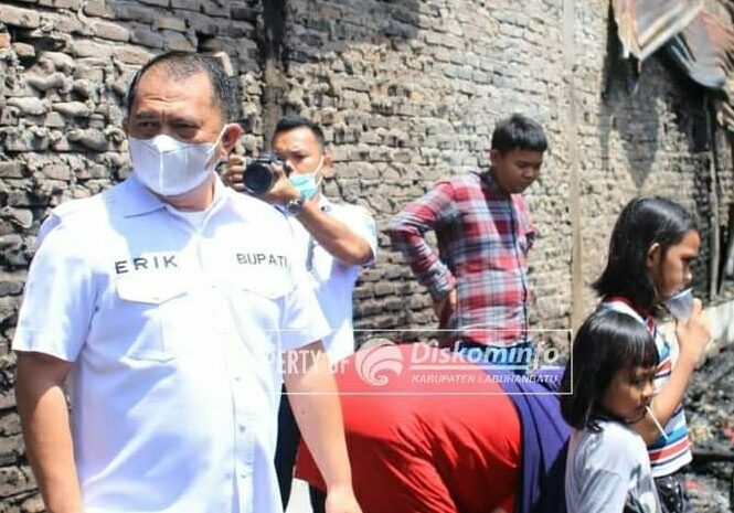 Bupati Labuhanbatu Kunjungi dan Bantu Korban Kebakaran di Sirandorung Rantau Prapat