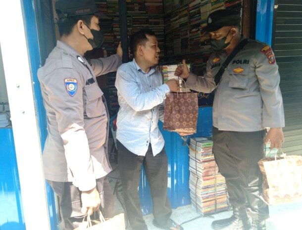  Terdampak BBM, Polrestabes Medan Saluran Bantuan Paket Bansos dari Bank Aceh kepada Penjual Buku Bekas