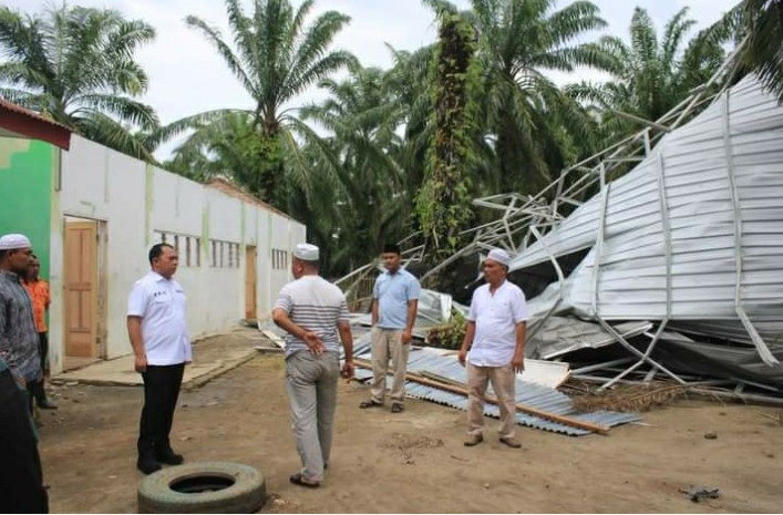 56 Rumah Warga Diterjang Angin Puting Beliung, Bupati Labuhanbatu Kunjungi Desa Sibargot Berikan Bantuan