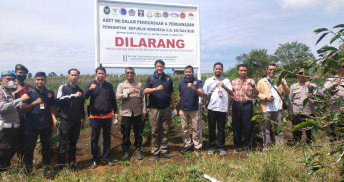  Polres Simalungun Dampingi Satgas BLBI Sita dan Pasang Plang Aset Jaminan