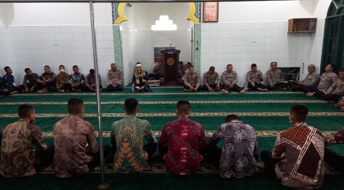  Polrestabes Medan Gelar Binrohtal kepada Personel Beragama Islam