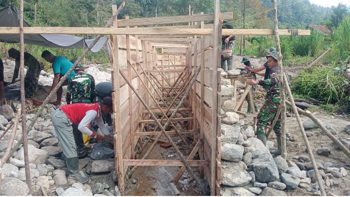 Serter di Dusun Salupondo, Prajurit Korem 132/Tdl Tetap Semangat Walau Terhalang Medan Cuaca