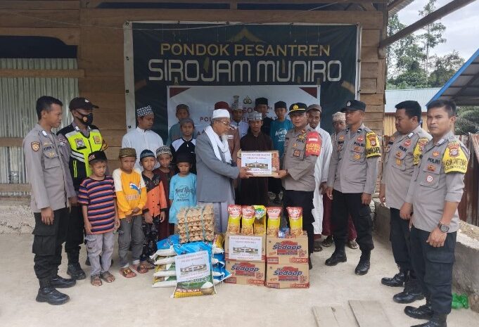 Polsek Bungku Selatan Gelar Bakti Sosial, Bagi-Bagi Sembako Ke Masyarakat Kurang Mampu dan Pondok Pesantren