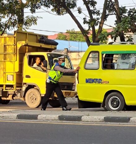  Patut Ditiru, Seorang Polantas di Medan Dorong Angkot Mogok Saat Arus Lalu Lintas Padat