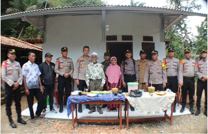  Warga Tenjojaya Mendapat Bantuan Bedah Rumah Setukpa Lemdiklat Polri