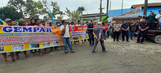  7 Tahun Jalan Lintas Tidak Diperbaiki, Masyarakat Ajamu Protes dan Gelar Unjukrasa