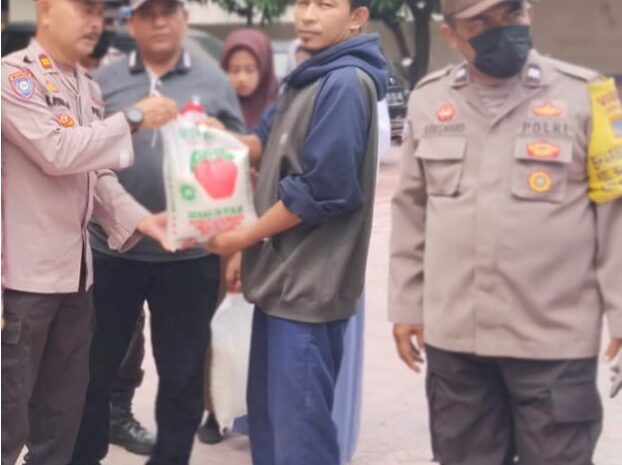 Polsek Percut Seituan Bagikan Beras 5 Kg Kepada Masyarakat Kurang Mampu