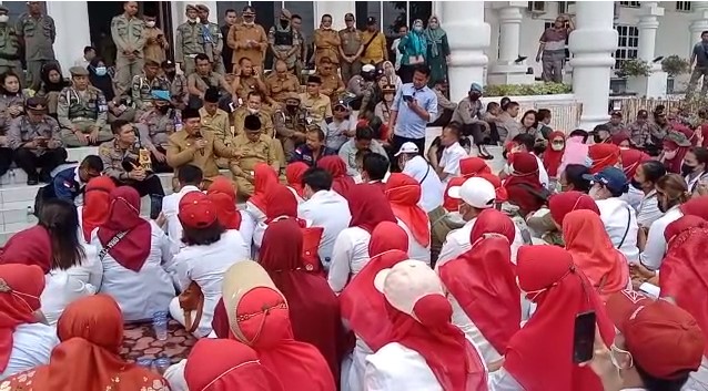  Merasa Belum Merdeka, Nakes Geruduk Kantor Bupati Asahan