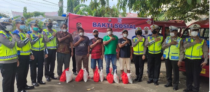  Sat Lantas Polresta Deli Serdang Berbagi Bansos Kepada Masyarakat