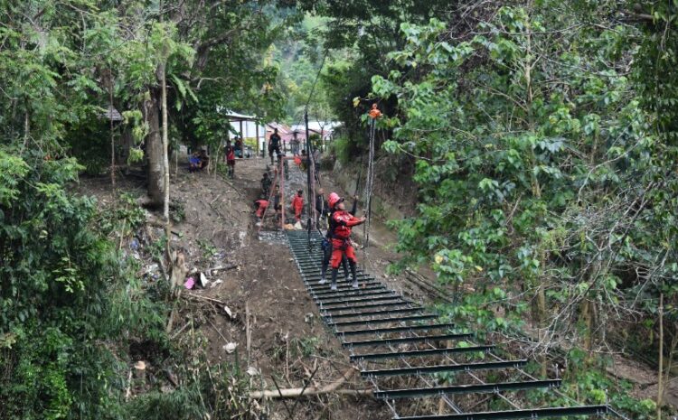 Medan dan Cuaca Buruk, Tak Jadi Halangan Personil Serter TNI Membangun Jembatan Sangginora