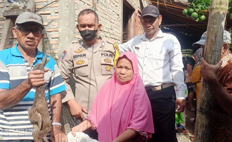  Bhabinkamtibmas Polsek Labuhan Ruku Serahkan Bantuan 853 Bebek Petelor Kepada 167 KK