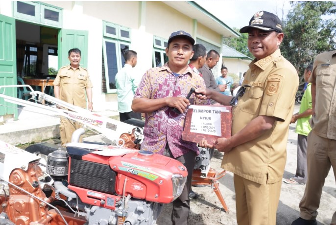  Serahkan Bantuan Traktor, Darma Wijaya Ajak Petani Untuk Beternak