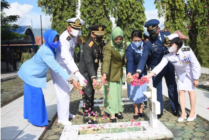  Danrem 132/Tdl Bersama Rombongan Ziarah Nasional di TMP Tatura Palu