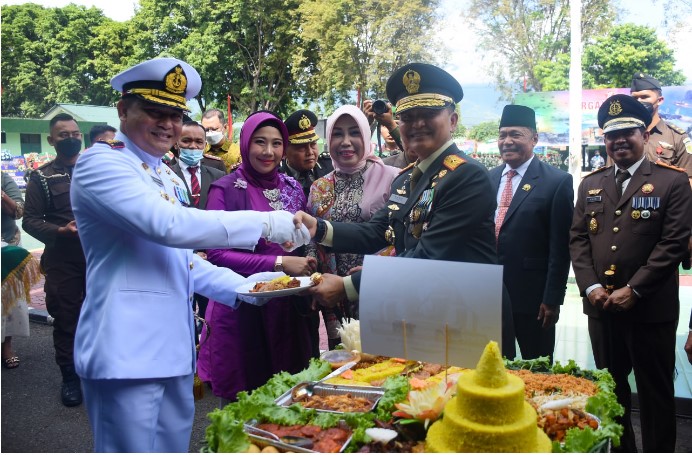 Danrem 132/Tdl Pimpin Upacara Puncak Hut Ke-77 TNI Tahun 2022