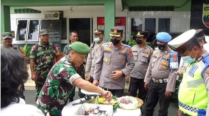  HUT TNI Ke-77, Kapolsek Pancur Batu Berikan Surprise Kepada Danramil 14/Pbt