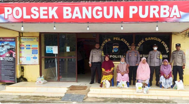  Polsek Bangun Purba Bagikan Bansos Peduli Beban Masyarakat Dampak Kenaikan Harga BBM