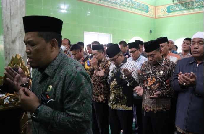  Polres Sergai Gelar Binrohtal dan Sholat Ghaib Untuk Musibah di Stadion Kanjuruan