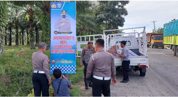 Sat Lantas Polres Batubara Pasang Spanduk Imbauan Meminimalisir Angka Kecelakaan