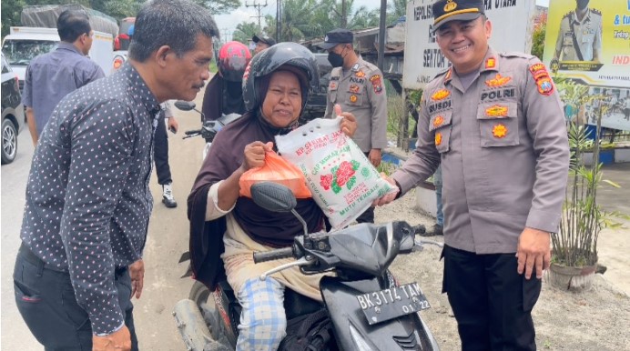  Bukti Cinta Polri Kepada Warga, Polsek Lima Puluh Gelar Sedekah Jumat