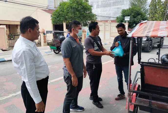  Sat Narkoba Polresta Deliserdang Bagi Sembako Ringankan Beban Masyarakat Terdampak BBM